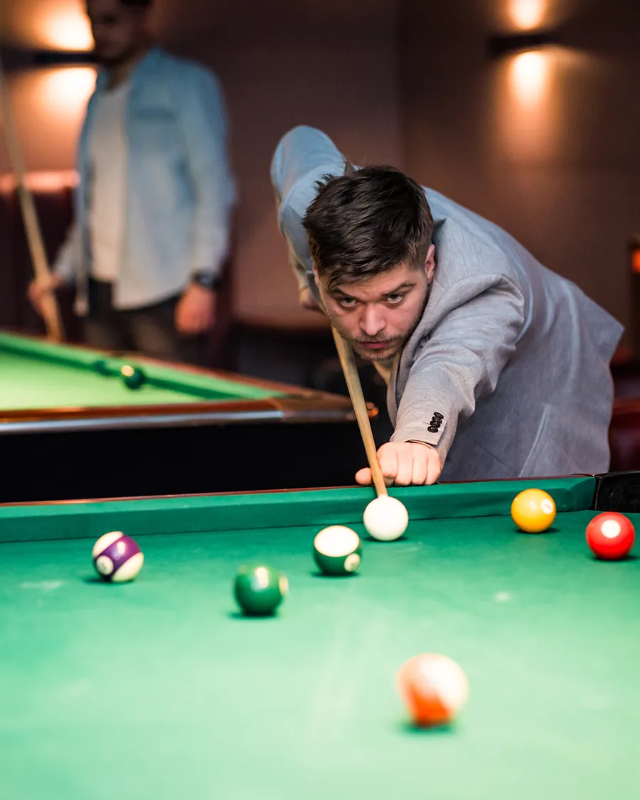 Gość gra w bilard podczas imprezy w Klubie Pictures