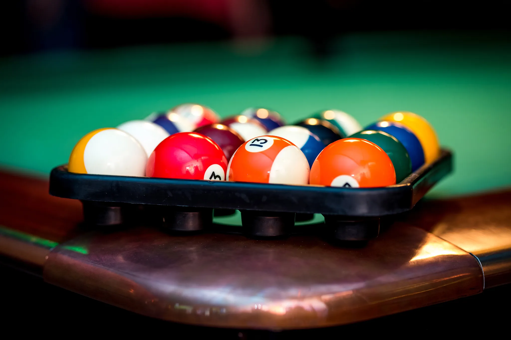 Komplet bil bilardowych w stojaku na stole pool