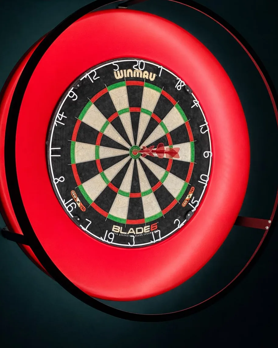 Tarcza do darta Winmau Blade 6 w podświetlanej czerwonej obudowie, lotki w środku tarczy